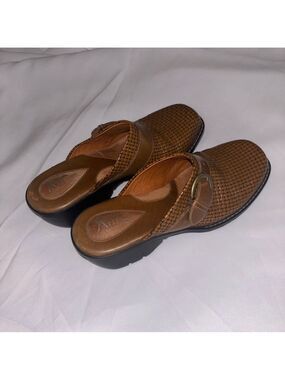 Clarks Artisan Collection Brown Leather Clogs Women’s Slip-On Comfort Shoes 7.5